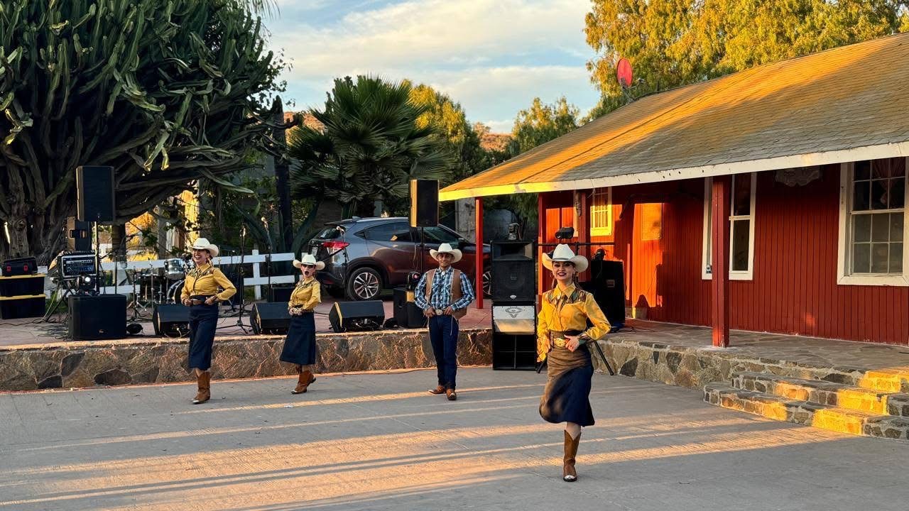 Espectáculo de baile folklórico en el rancho