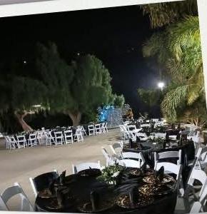 Banquete montado bajo carpa iluminada